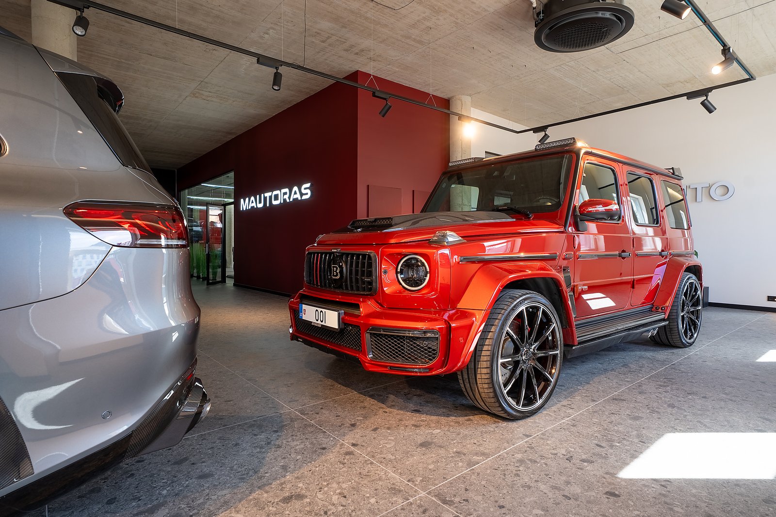 Raudonas BRABUS G-Class Mautoras salone