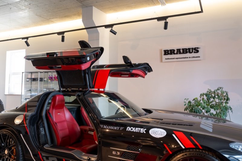 Mercedes-Benz SLS AMG Mautoras BRABUS ekspozicijoje su pakeltomis durimis