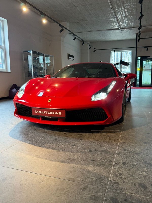 Raudonas Ferrari 488 GTB salone