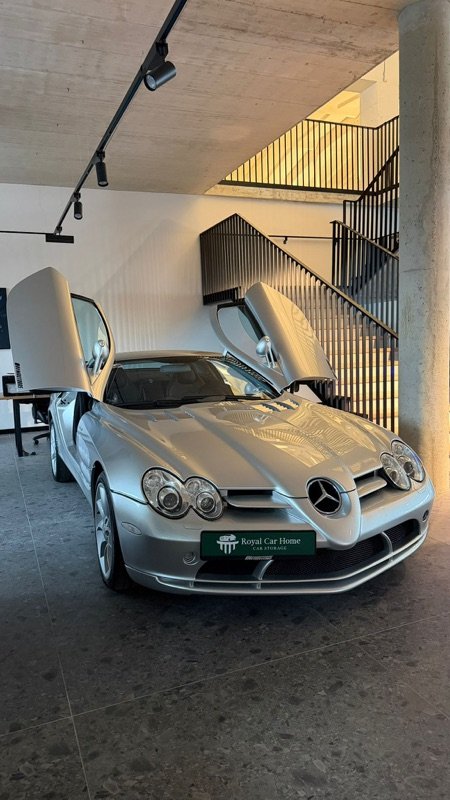 Sidabrinis Mercedes-Benz SLR McLaren su pakeltomis durimis