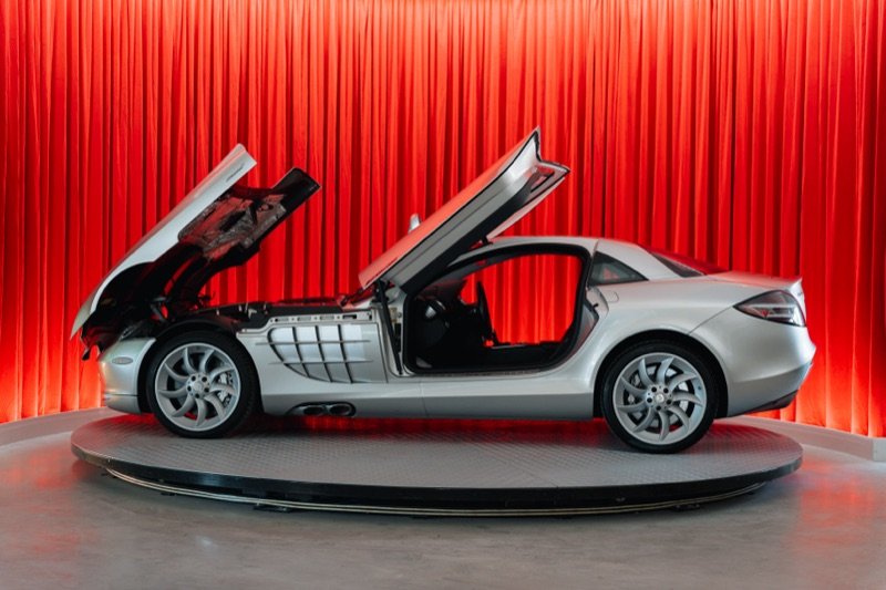 Mercedes-Benz SLR McLaren atidarytu kapotu ant 360° platformos