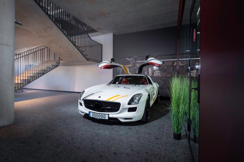 Baltas Mercedes-Benz SLS AMG su pakeltomis durimis