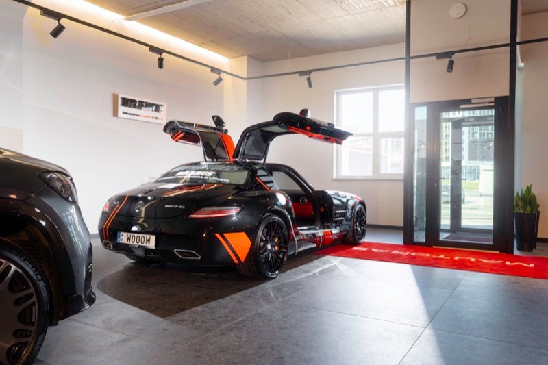 Mercedes-Benz SLS AMG Gullwing su pakeltomis durimis