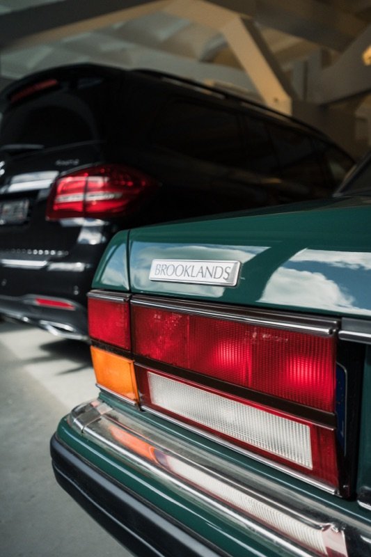 Bentley Brooklands elegantiška kėbulo linija ir ženkliukas