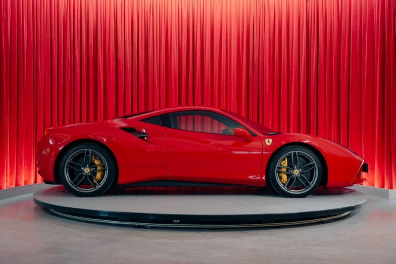 Raudonas Ferrari 488 GTB ant 360° besisukančios platformos