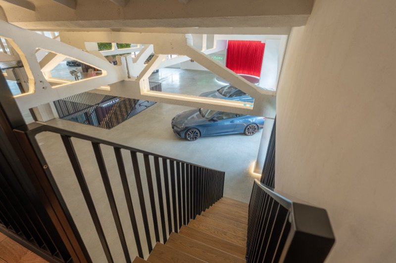 Laiptai iš VIP antresolės į automobilių salę