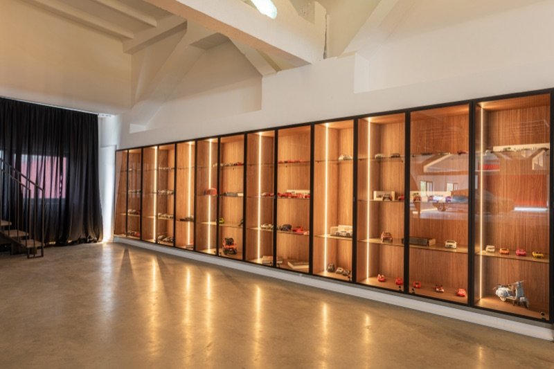 1500 m² salės kolekcinių modelių ekspozicinė vitrina